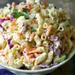 Koleslaw Nudelsalat mit frischem Gemüse und Nudeln auf einem Teller