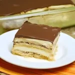 Kondensierte Milch Schokoladencreme in einem Glas dekoriert mit Schokoladenstückchen