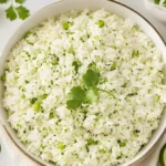 Schüssel mit Koriander-Limetten-Reis, frisch zubereitet und dekoriert.