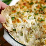 Krabben-Artischocken-Dip in einer Schüssel mit frischem Gemüse