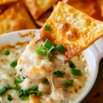 Köstlicher Krabben Rangoon Dip in einer Schüssel serviert