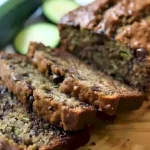 Saftiges Schokoladen-Chip-Zucchini-Brot mit großen Schokoladenstücken