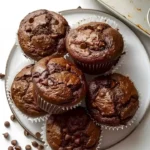 Schokoladen-Cream-Cheese-Muffins auf einem Teller serviert