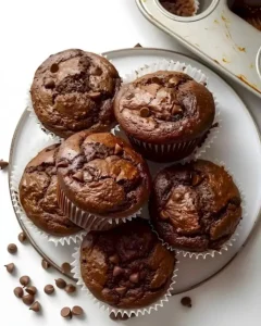 Schokoladen-Cream-Cheese-Muffins auf einem Teller serviert
