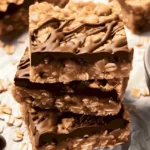 Schokoladen-Erdnussbutter-Haferflocken-Riegel auf einem weißen Teller