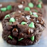 Schokoladen-Minz-Kekse auf einem Teller mit frischer Minze