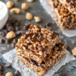 Leckere Schokoladen-Peanutbutter-Reiskrispie-Riegel auf einem Teller