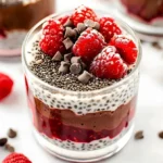 Schokoladen-Rahm-Parfaits mit Erdbeeren und Chia-Samen in einer Dessertschale