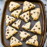 Frisch gebackene Schokoladen-Scones auf einem Teller