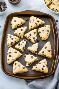 Frisch gebackene Schokoladen-Scones auf einem Teller