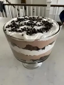 Schokoladen Trifle mit Schichten aus Schokolade, Sahne und Keksen in einem Glas serviert.