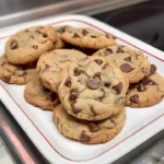 Leckere Schokoladenchip-Kekse mit Pudding auf einem Teller