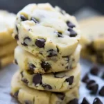 Schokoladenchip-Shortbread-Kekse frisch gebacken auf einem Teller