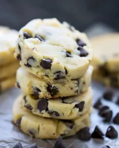 Schokoladenchip-Shortbread-Kekse frisch gebacken auf einem Teller