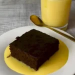 Leckerer Schokoladenkuchen auf einem Teller mit Schokoladenglasur