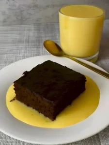 Leckerer Schokoladenkuchen auf einem Teller mit Schokoladenglasur