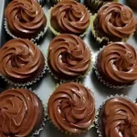 Saftiger Schokoladenkuchen auf einem Teller dekoriert mit Schokolade