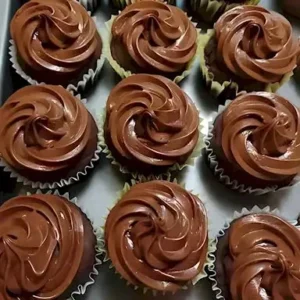 Saftiger Schokoladenkuchen auf einem Teller dekoriert mit Schokolade