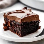 Schokoladenkuchen mit Schokoladencreme auf einem Teller