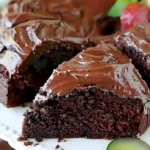 Schokoladiger Zucchini Kuchen auf einem Teller serviert