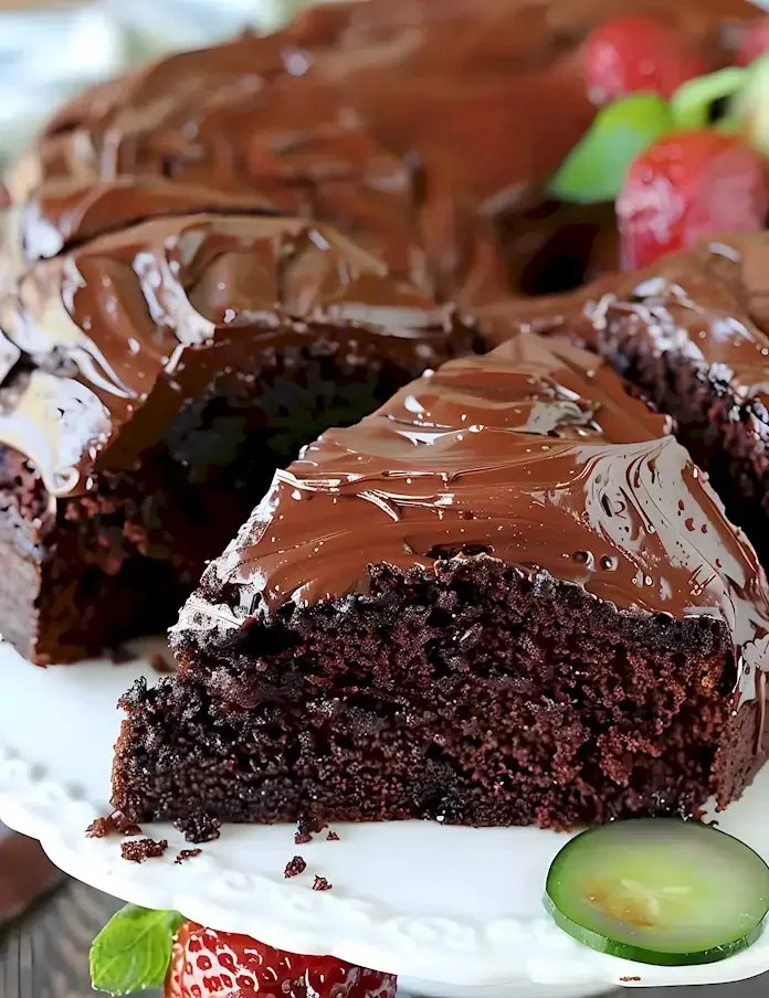 Schokoladiger Zucchini Kuchen auf einem Teller serviert