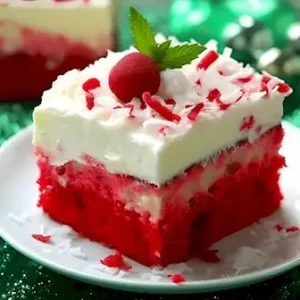 Leckere Weihnachtspoke Kuchen auf einem festlichen Tisch serviert.