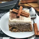 Zimt-Depression-Kuchen mit Zimt und Sahnetopping auf einem Teller