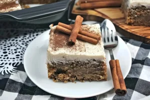 Zimt-Depression-Kuchen mit Zimt und Sahnetopping auf einem Teller