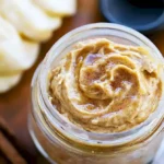 Zimt-Honig-Butter auf frischem Brot serviert