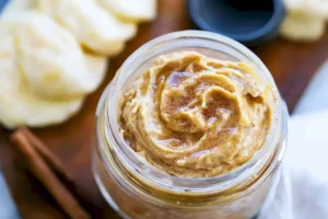 Zimt-Honig-Butter auf frischem Brot serviert