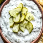 Cremiges und scharfes Dill-Pickel-Dip in einer Schüssel