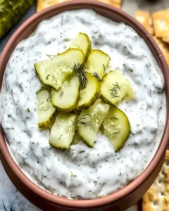 Cremiges und scharfes Dill-Pickel-Dip in einer Schüssel