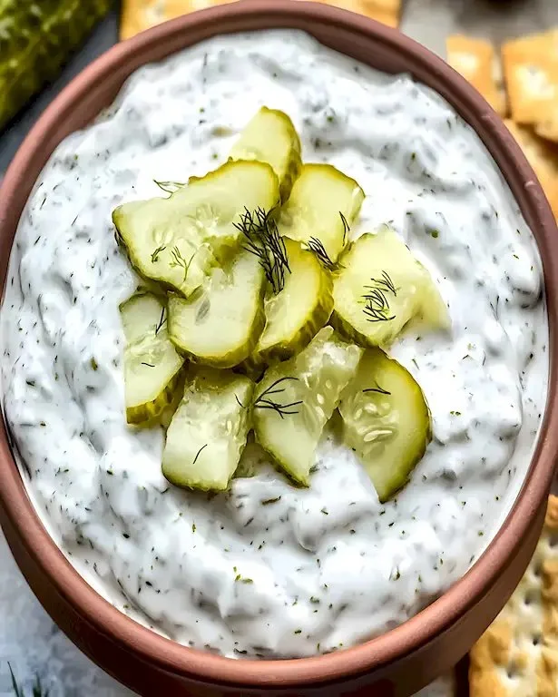Cremiges und scharfes Dill-Pickel-Dip in einer Schüssel
