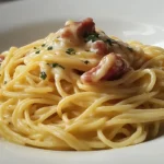 Einfaches Spaghetti-Rezept mit Schinken und Sahne auf einem Teller
