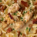 Farfalle mit Hähnchen und geröstetem Knoblauch auf einem Teller serviert