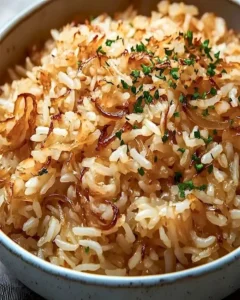 Schüsseln mit Zwiebelschmack auf Reis, ein köstliches französisches Gericht