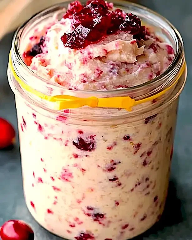 Kranbeeren-Honig-Butter auf frischem Brot