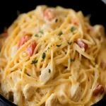Crockpot-Hühnchen-Spaghetti in einer Schüssel serviert