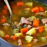 Schüssel Rindfleischsuppe mit frischem Gemüse für Familienabende