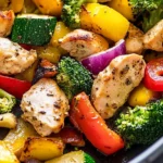Schnelles Cajun Hähnchen mit frischem Gemüse auf einem Teller