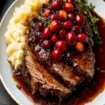 Ultimativer Cranberry-Balsamico-Rinderbraten auf einem Teller angerichtet