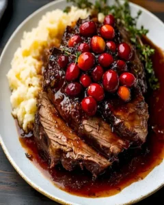 Ultimativer Cranberry-Balsamico-Rinderbraten auf einem Teller angerichtet