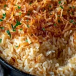 Schale mit Französischem Zwiebelreis, serviert als Beilage.