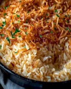 Schale mit Französischem Zwiebelreis, serviert als Beilage.