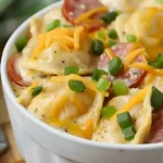 Kielbasa Pierogi-Crockpot-Kuchen auf einem Tisch serviert