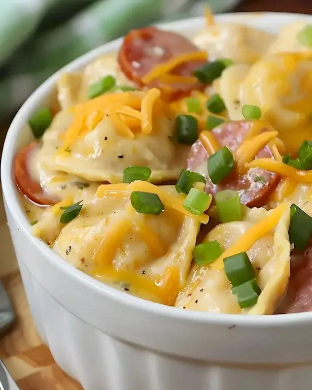 Kielbasa Pierogi-Crockpot-Kuchen auf einem Tisch serviert