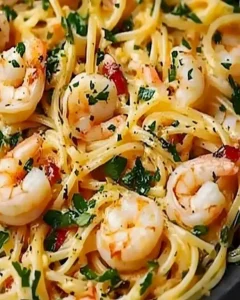 Köstliche Knoblauch-Butter-Wein-Garnelen-Spätzle auf einem Teller serviert