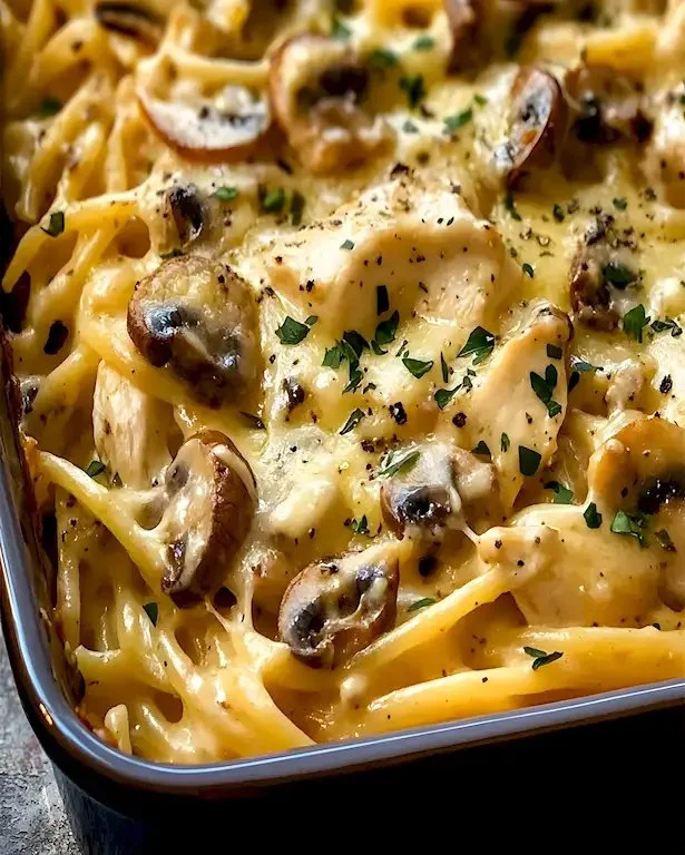 Hühnchen-Tetrazzini Pasta-Bake mit Pilzen in einer cremigen Sauce