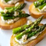 Veganes Asparagus-Crostini auf einem Teller garniert mit frischen Kräutern.