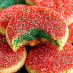 Festliche Zuckerplätzchen mit rotem und grünem Glanz auf einem Dekoteller